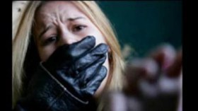 مجرمون يختطفون فتاة ويعتدون عليها ويهددون بفضحها عبر الأنترنيت