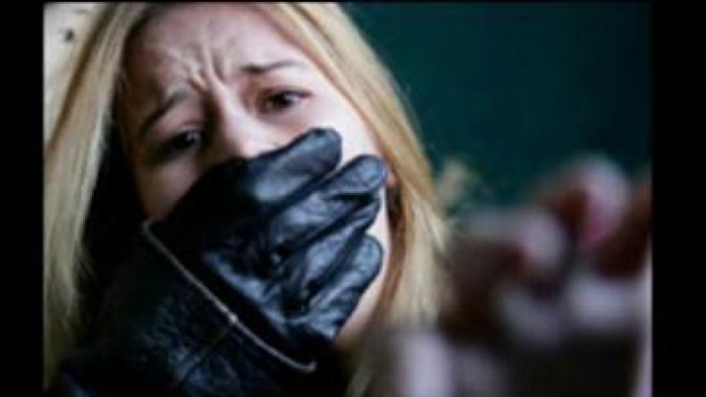 مجرمون يختطفون فتاة ويعتدون عليها ويهددون بفضحها عبر الأنترنيت