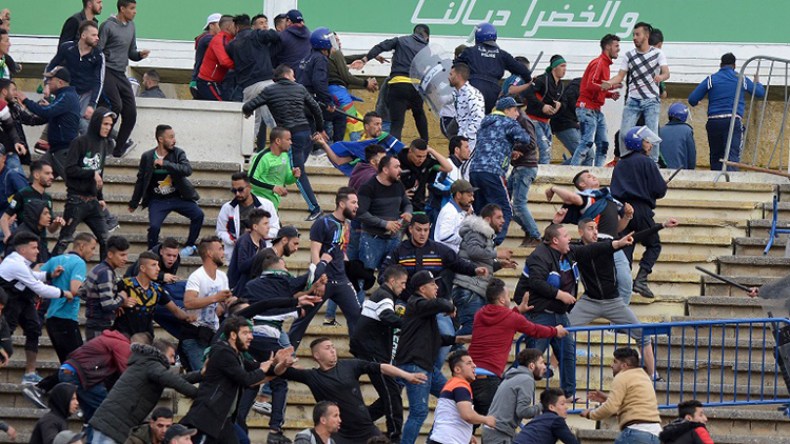 الحكومة تقرر منع المشاغبين من دخول الملاعب الجزائرية