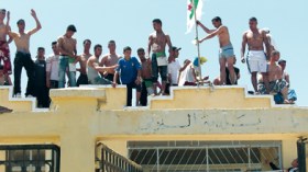 متظاهرون يقطعون أجسادهم بالخناجر احتجاجا على أوضاعهم المزرية