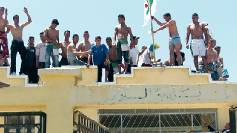 متظاهرون يقطعون أجسادهم بالخناجر احتجاجا على أوضاعهم المزرية