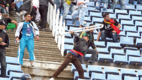 الفاف تقرر حرمان المناصرين المشاغبين من دخول الملاعب