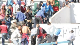 طبع الجزائري: يطفئ سيجارته بعنف ويضرب زوجته ويقاتل من أجل كرة القدم!