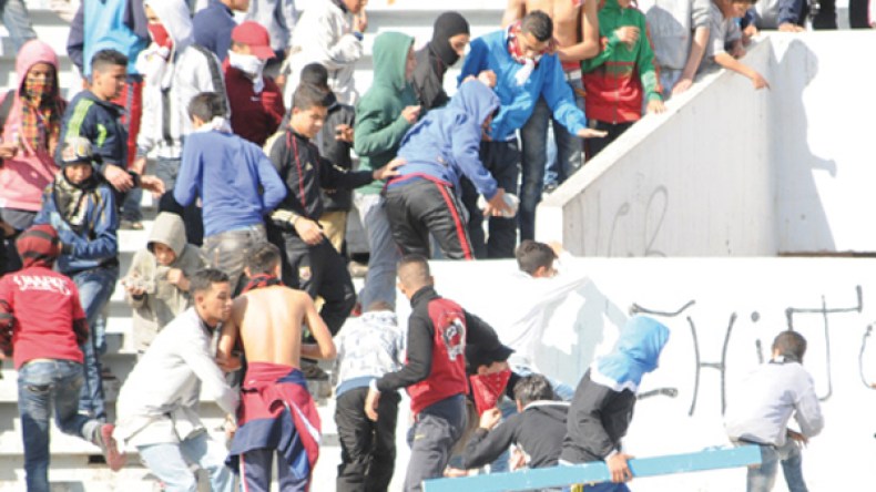 طبع الجزائري: يطفئ سيجارته بعنف ويضرب زوجته ويقاتل من أجل كرة القدم!