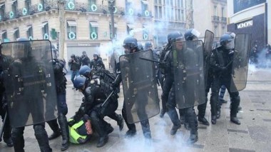 Violences policières en France: Un manifestant a eu les doigts arrachés par une grenade