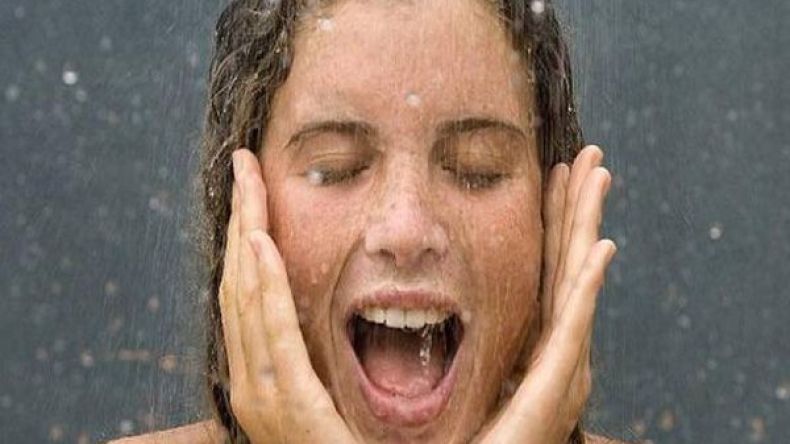 غسل الوجه أثناء الاستحمام يدمّر البشرة