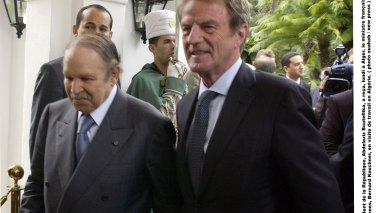 Kouchner détaille à Bouteflika le projet Sarkozy