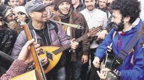 الديوان الوطني لحقوق التأليف يكرّم “فنان الشارع” موح فيتا