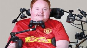 رجل مصاب بالشلل التام يمارس لعبة الفيفا بفمه