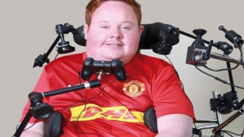 رجل مصاب بالشلل التام يمارس لعبة الفيفا بفمه