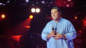 مُتسابق يتحوّل من تجويد القرآن إلى الغناء في برنامج “ذو فويس”