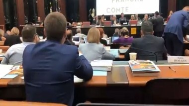 conseil régional en France: Un député demande à une femme de retirer son voile