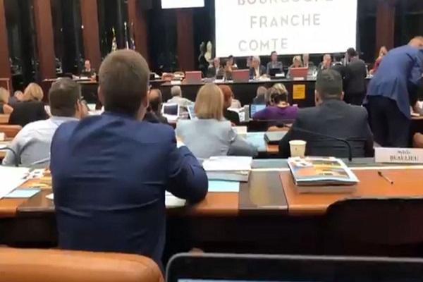 conseil régional en France: Un député demande à une femme de retirer son voile