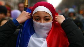 Le Rassemblement national propose d’interdire le voile dans l’espace public