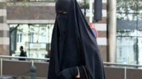 فرنسا تلجأ للمنشورات لتذكير السائحات بقانون منع النقاب