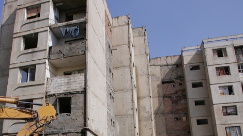 جزائريون يفتحون جدرانا في بيوت جيرانهم ويستولون عليها