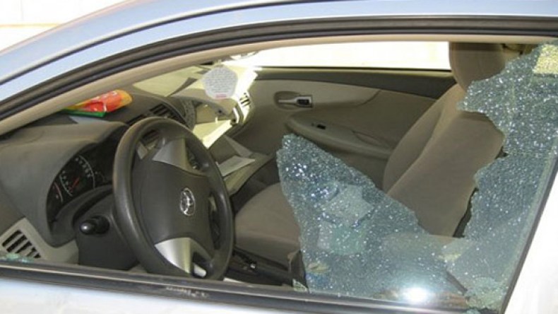 مواطن مصري يحرر محضرا ضد الرئيس مرسى لتهشم سيارته بسبب المظاهرات