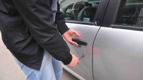 سمسار يقود شبكة لسرقة السيارات وتزوير هياكلها