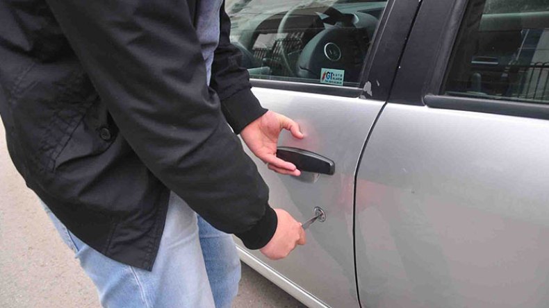 سمسار يقود شبكة لسرقة السيارات وتزوير هياكلها