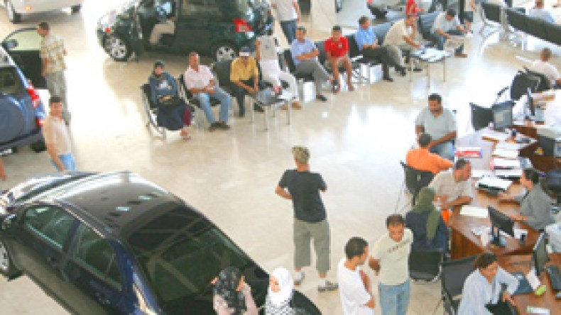 وكلاء  سيارات  يباشرون  البيع  بالتقسيط  بديلا  للقروض  الاستهلاكية