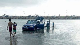 مواطنون يحولون الشواطئ إلى محطات غسيل السيارات