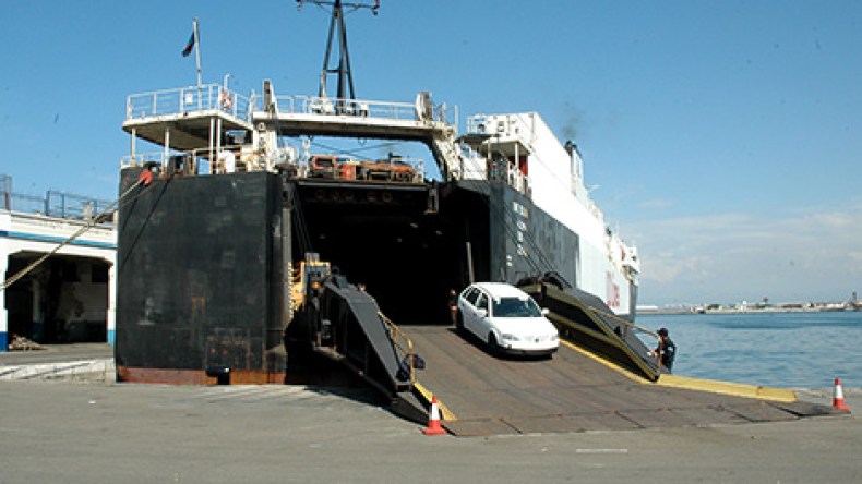 الحكومة تجمد استيراد السيارات مؤقتا!