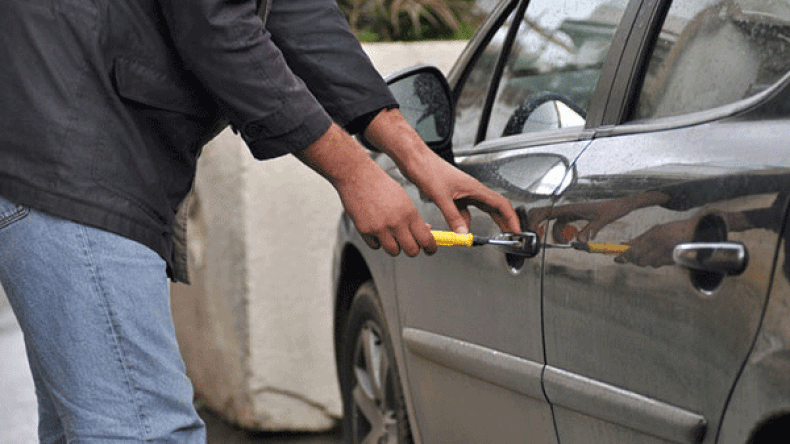 شبكة تستعين بأجانب لتهريب السيارات عبر ميناء الغزاوت في تلمسان