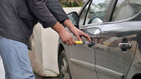 الإطاحة بعصابة سرقة السيارات بأجهزة التحكم عن بعد بالعاصمة