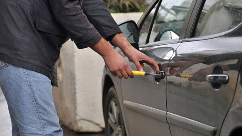 عصابة لسرقة السيارات  تؤسس وكالة وهمية للنصب على الضحايا