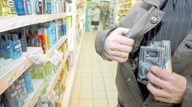 ثمانيني سرق شكولاطة وامرأة تتحالف مع بناتها وزوج يتآمر مع زوجته