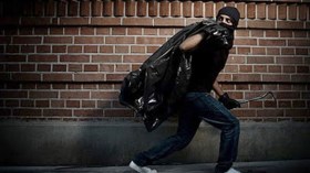 يتحرى أخبار الوفيات قبل القيام بعمليات سرقة!