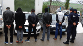تفكيك شبكة تستأجر السيارات وتعيد بيعها