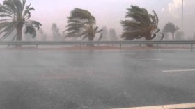 رياح قوية وأمواج عالية على طول الشريط الساحلي
