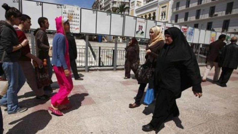 مترشحون للبرلمان يستغلون الأطفال في الحملة الانتخابية