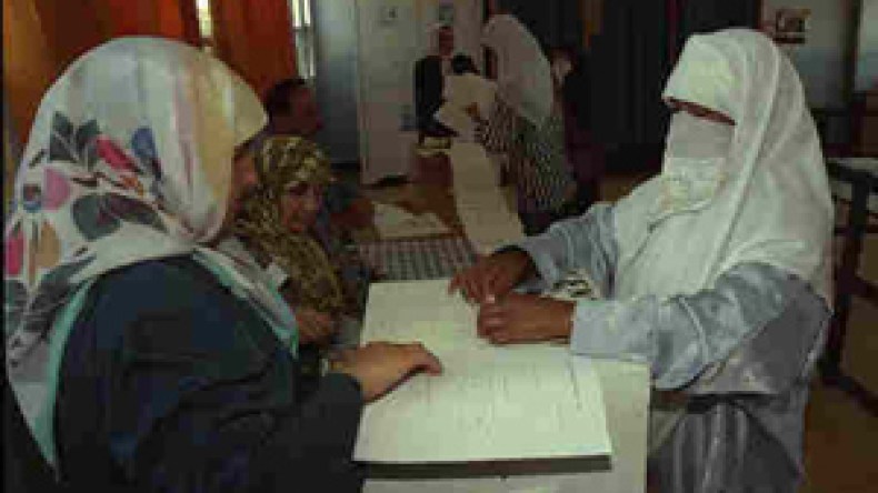 تجريم من يحرم ممثلي المرشحين من محاضر الفرز