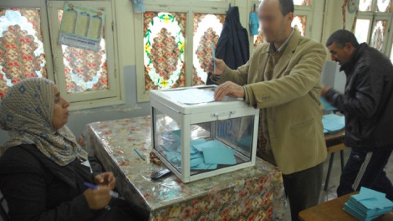 تشميع مكاتب واقتحام أخرى.. ومرشحون ضمن مؤطري الانتخابات