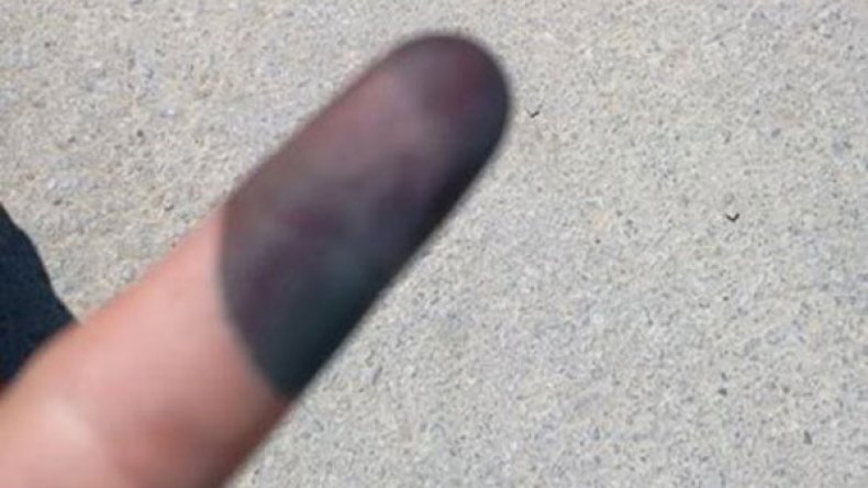 “فايسبوكيون” يطعنون دعاة المقاطعة بنشر بطاقاتهم الانتخابية وبصماتهم