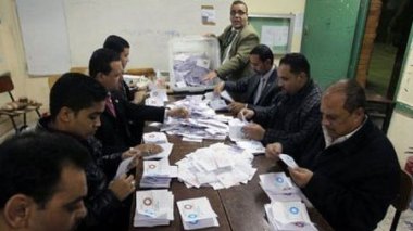Égypte: la Constitution défendue par les islamistes approuvée