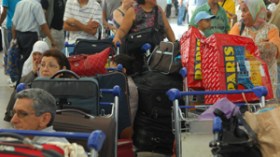 عائلات ضائعة .. مسافرون ينامون في المطارات وملاسنات بين غاضبين وموظفين