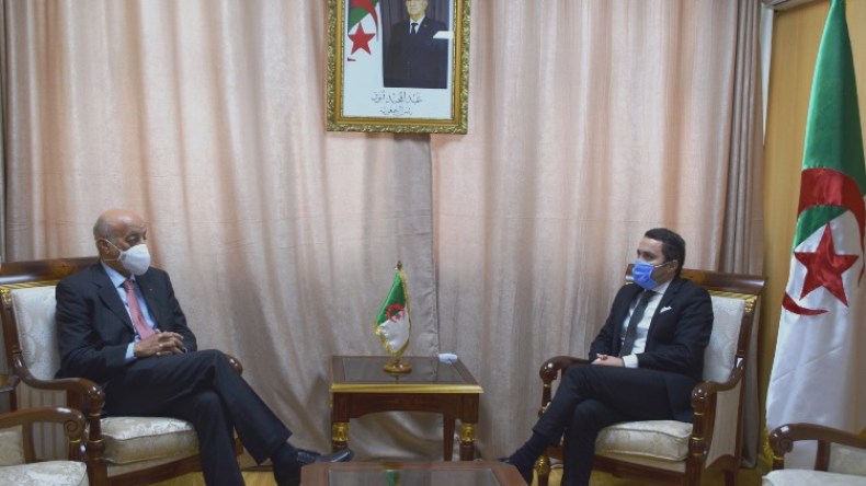 وزير الرياضة يستقبل ضيوفه بـ “الكمّامة الطبّية”