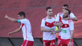 بلوزداد يبتعد كثيرا عن مُطارديه