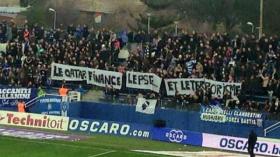 أنصار فريق باستيا يرفعون لاّفتة تشوّه صورة قطر