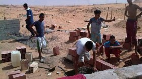 سكان حي الشيخ بوعمامة بحاسي مسعود يقومون بإنجاز مسبح بإمكانياتهم