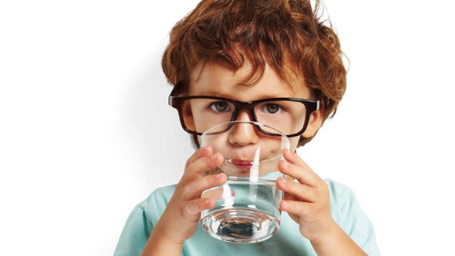 عودي طفلك على الماء حتى لا يصيبه الجفاف