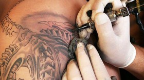 الوشم في الجزائر.. رسوم تخدش الحياء وآخرى تسبب السرطان و”السيدا”