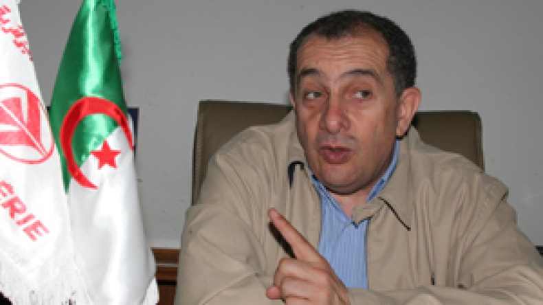 الطيارون يعتصمون ويهددون بشل الرحلات الجوية