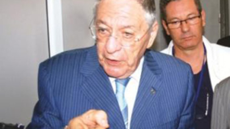 ولد عباس يأمر بالتحقيق في اختفاء أجهزة طبيّة وتحويل أموال سيارات إسعاف