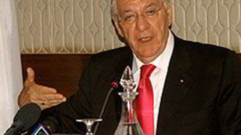 إتحاد الأطباء العرب برأسين