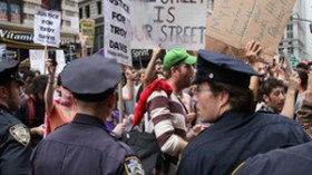 القذافي يتبنى مظاهرات “وول ستريت” بأمريكا ويتوعد الغرب والعرب