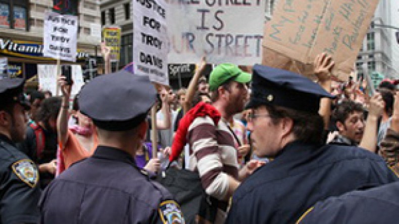 القذافي يتبنى مظاهرات “وول ستريت” بأمريكا ويتوعد الغرب والعرب